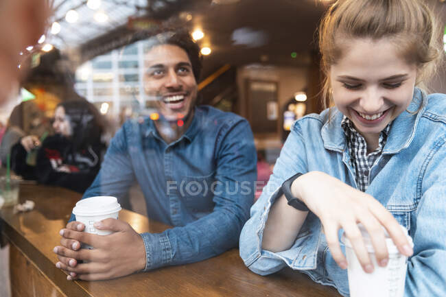 Freunde amüsieren sich gemeinsam in einem Café — Stockfoto