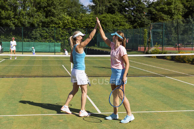 Felice donne mature che celebrano dopo la partita di tennis — Foto stock