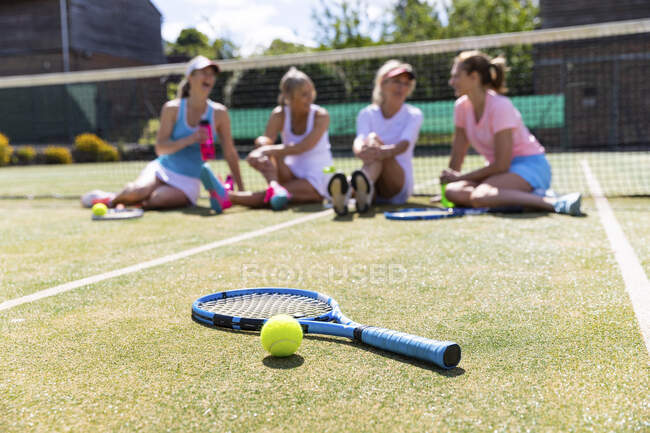 Donne mature al tennis club sedute sul campo si prendono una pausa dal giocare — Foto stock