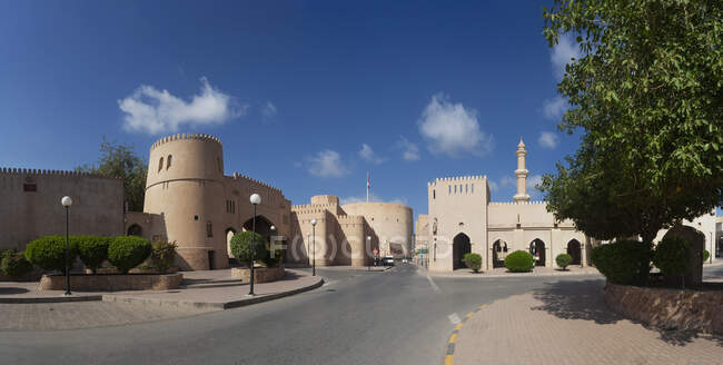 Pared de la ciudad, mercado de cabras y mezquita Al Qala 'a, Nizwa, Omán - foto de stock