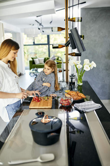 Mère et fille hacher des fraises dans la cuisine moderne — Photo de stock