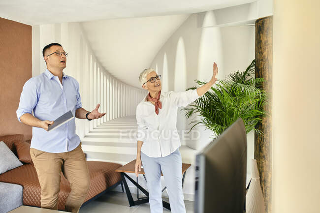 Homme et femme mûre parlant dans un magasin de meubles — Photo de stock