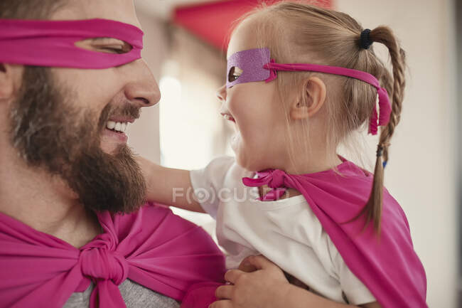 Батько і дочка грають супергероя і супержінку. — стокове фото