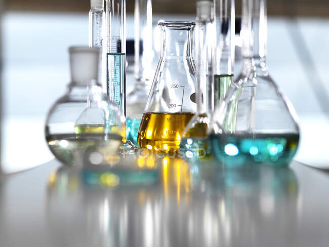 В лаборатории разрабатывается ряд химических формул для исследования новых продуктов — стоковое фото