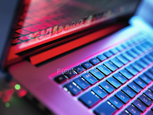 Computer portatile aperto e acceso di notte — Foto stock