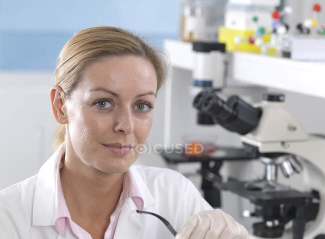 Pharmaceutical Research, Scientist working on a research project in the laboratory — Stock Photo