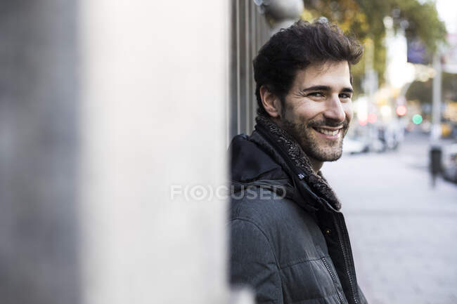 Porträt eines lächelnden Mannes in der Stadt — Stockfoto