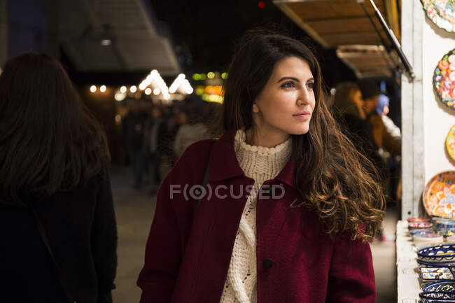Ritratto di giovane donna al mercatino di Natale — Foto stock