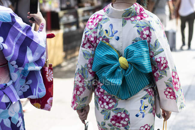 Detalle de la ropa tradicional japonesa en Tokio, Japón — sección media,  vestido nacional - Stock Photo | #463049918