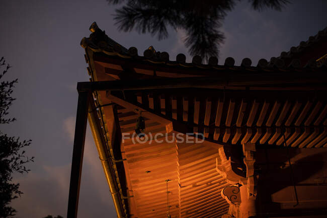 Detalle de un templo sintoísta en Tokio, Japón - foto de stock