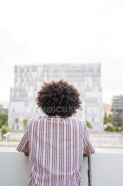 Rückansicht eines jungen Hipsters auf einem Aussichtspunkt mit Blick auf das moderne Gebäude, Barcelona, Spanien — Stockfoto