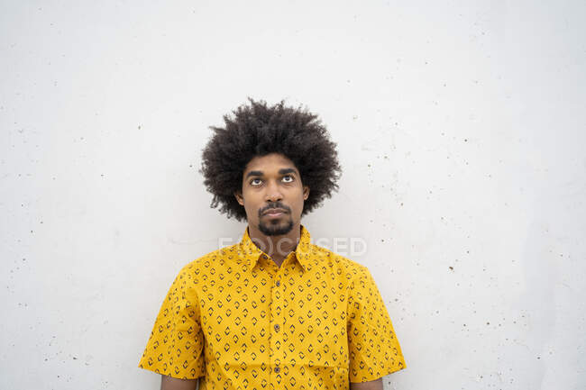 Joven hipster con camisa amarilla, mirando hacia arriba - foto de stock