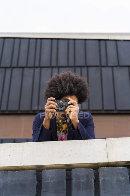 Стильный мужчина фотографирует с камерой — стоковое фото