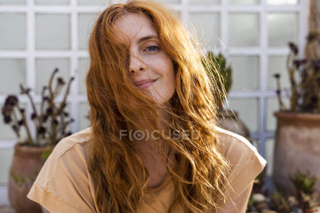 Ritratto di giovane donna rossa sorridente in terrazza — Foto stock