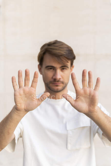 Hombre levantando las manos, primer plano - foto de stock