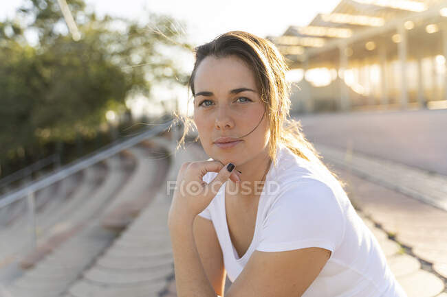 Ritratto di giovane donna all'aperto — Foto stock
