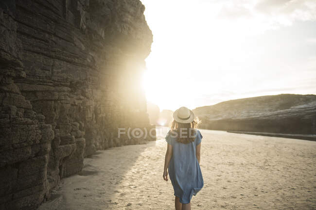 Donna che cammina sulle cattedrali Spiaggia con scogli, vista posteriore, Galizia, Spagna — Foto stock