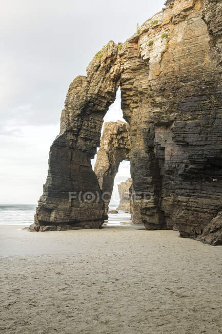 Spagna, Galizia, Archi rocciosi sulla spiaggia delle cattedrali al tramonto — Foto stock