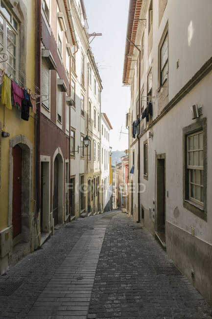 Callejón en el casco antiguo de Coimbra, Portugal - foto de stock