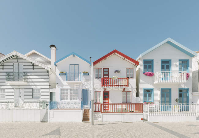 Vista de casas seguidas, Costa Nova, Portugal — Fotografia de Stock