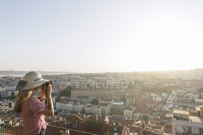 Mulher fotografando o panorama da cidade, Lisboa, Portugal — Fotografia de Stock