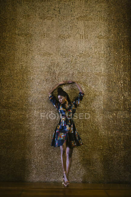 Портрет шикарной женщины в узорчатом платье — стоковое фото