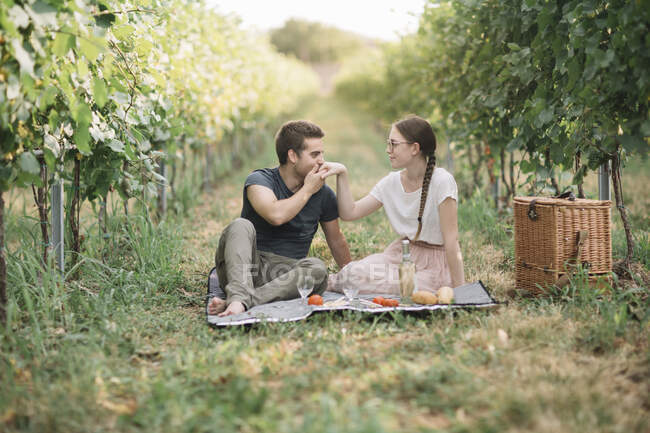 Young couple in love having picnic in the vineyards — Stock Photo