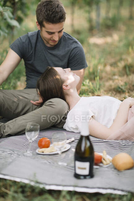 Giovane coppia innamorata di fare un picnic nei vigneti — Foto stock