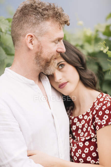 Coppia felice tra i vigneti — Foto stock
