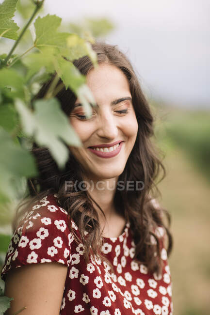 Retrato de uma jovem gargalhada nas vinhas — Fotografia de Stock