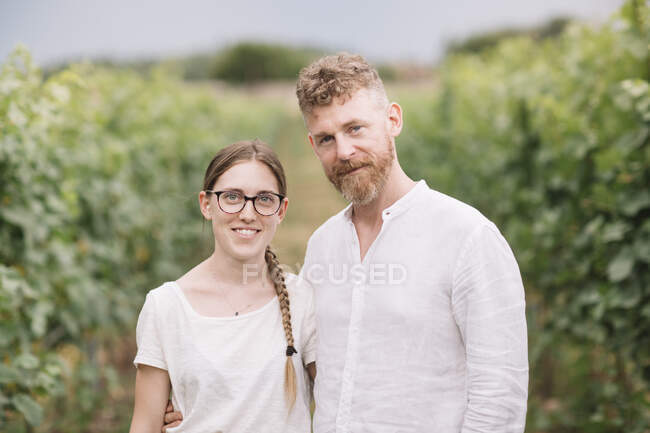 Портрет батька і дорослої дочки у виноградниках. — стокове фото