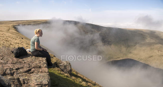 UK, Wales, Brecon Beacons, Jovem mulher caminhando em Bannau Sir Gaer Ridge — Fotografia de Stock