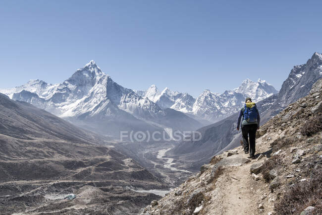 Randonnée pédestre pour jeunes femmes dans le parc national de Sagarmatha, trek Everest Base Camp, Népal — Photo de stock