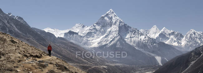 Randonnée pédestre pour jeunes femmes dans le parc national de Sagarmatha, trek Everest Base Camp, Népal — Photo de stock