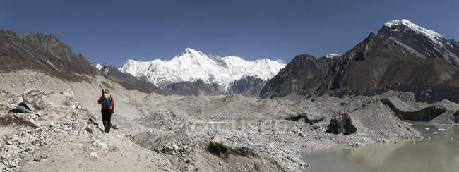 Randonnée pédestre pour jeunes femmes dans le parc national de Sagarmatha, trek Everest Base Camp, Népal — Photo de stock