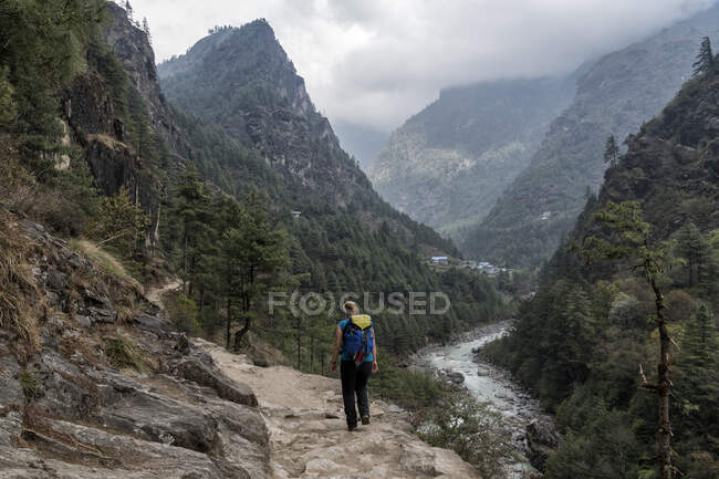 Young woman trekking in the Himalayas near Manjo, Solo Khumbu, Nepal — Stock Photo