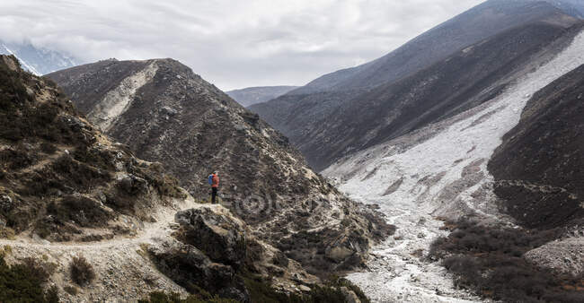 Young woman trekking in the Himalayas near Dingboche, Solo Khumbi, Nepal — Stock Photo