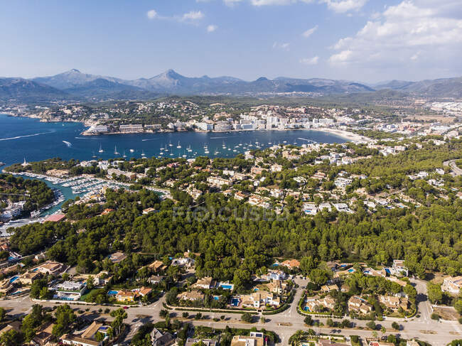 Spagna, Isole Baleari, Maiorca, Veduta aerea di Santa Ponca, Serra de Tramuntana sullo sfondo — Foto stock