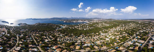 Espanha, Ilhas Baleares, Maiorca, Vista aérea de Santa Ponca, Serra de Tramuntana em segundo plano — Fotografia de Stock