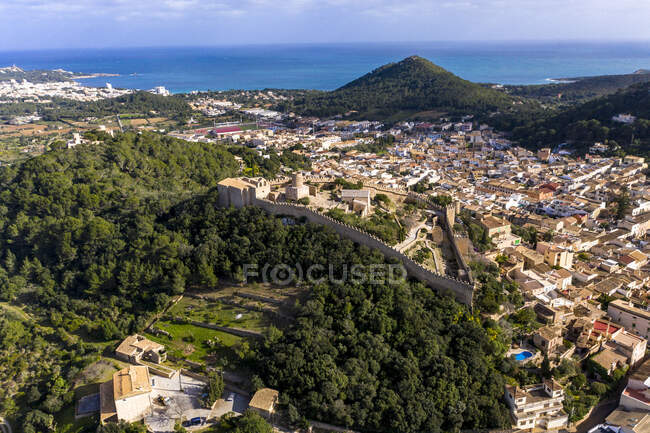 Vista aérea do castelo de Capdepera na vila pelo mar Mediterrâneo — Fotografia de Stock