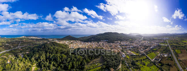 Вид с воздуха на деревню у Средиземного моря на голубое небо в солнечный день — стоковое фото