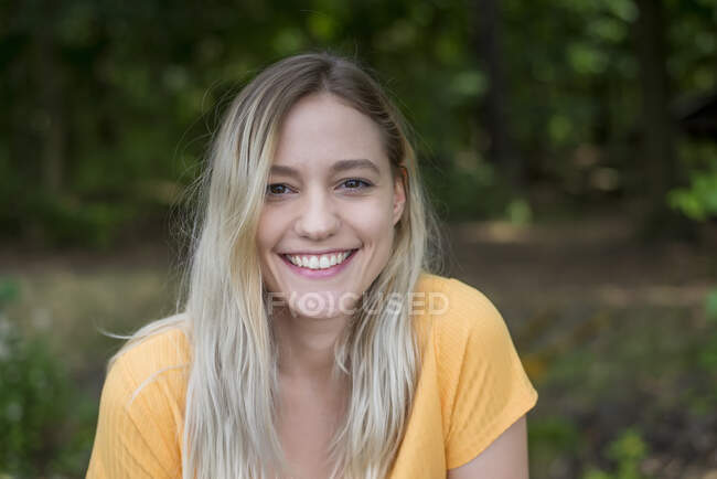 Portrait d'une femme souriante à l'extérieur — Photo de stock