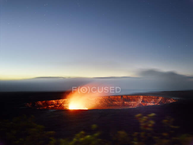 Cratera Halema 'uma' u brilhante no Parque Nacional dos Vulcões do Havaí contra o céu ao entardecer — Fotografia de Stock