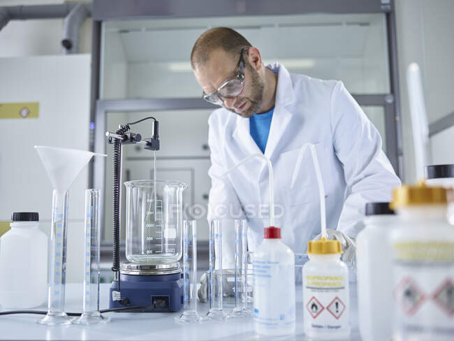 Man working in lab — Stock Photo