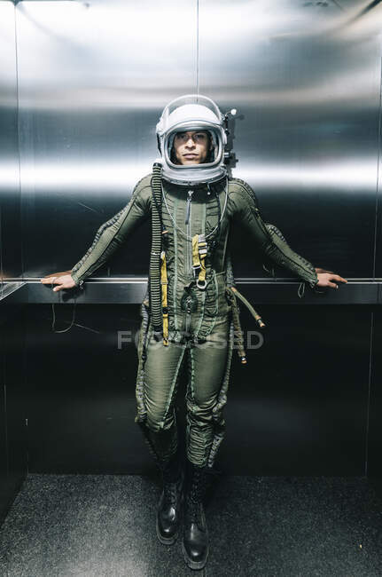 Hombre haciéndose pasar por astronauta en un ascensor - foto de stock