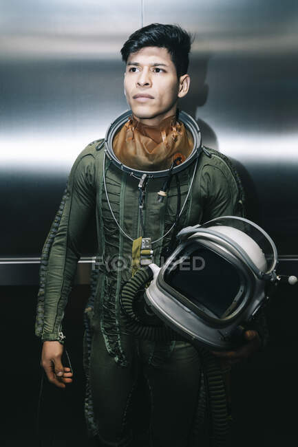 Мужчина в костюме астронавта в лифте — стоковое фото