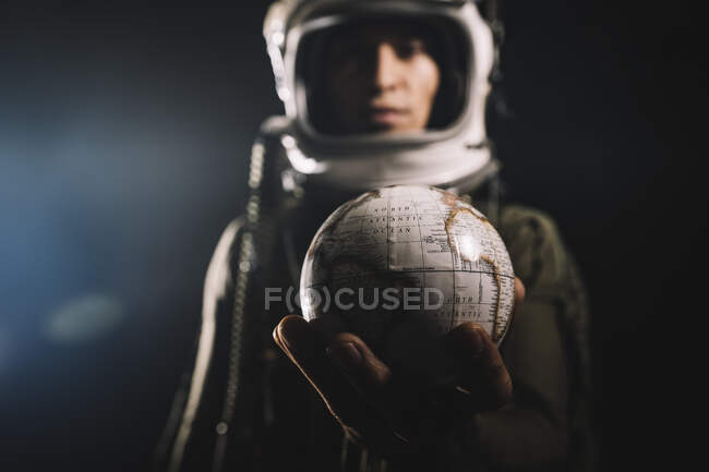 Mann posiert als Astronaut im Aufzug einer Rakete — Stockfoto