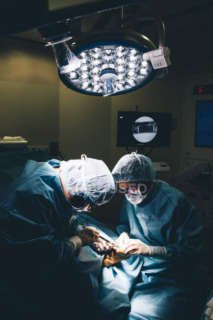 Хірурги під час операції на нозі. — стокове фото