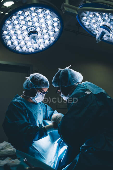 Хірурги під час операції. — стокове фото