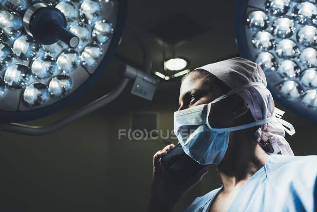 Медсестра по телефону в операційній. — стокове фото